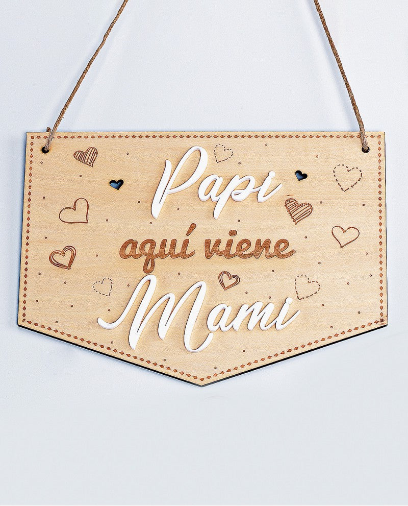 CARTEL DE MADERA "PAPI, AQUÍ VIENE MAMI"