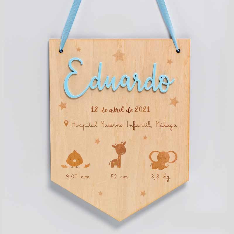 Banderín de madera con nombre de metacrilato celeste, y personalizado datos nacimiento