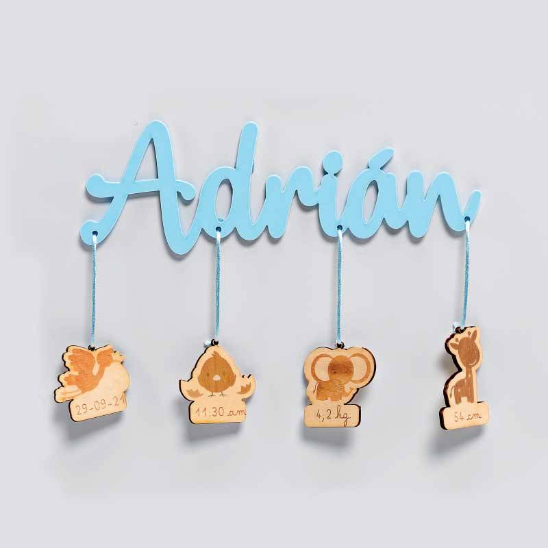 Nombre del Bebé en metacrilato celeste con colgantes de madera con los datos natalicio