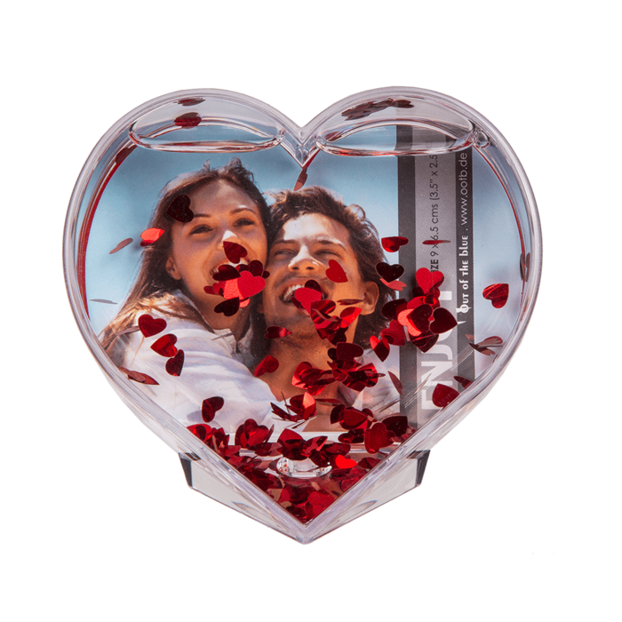 Marco de corazón 3D con agua y corazones