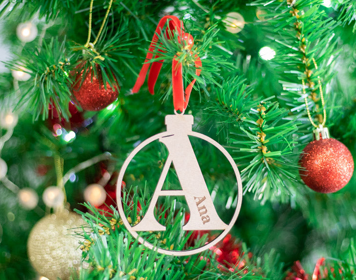 Adorno de madera "Círculo Inicial y Nombre" personalizado