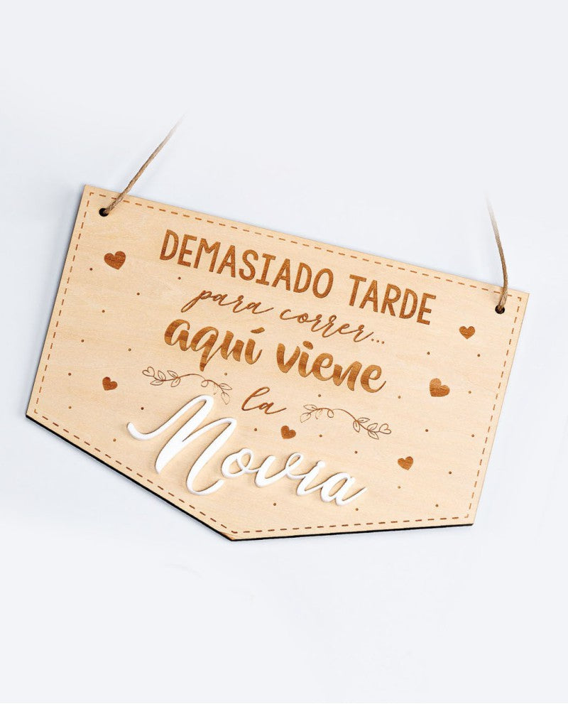 CARTEL DE MADERA "DEMASIADO TARDE PARA CORRER, AQUÍ VIENE LA NOVIA"