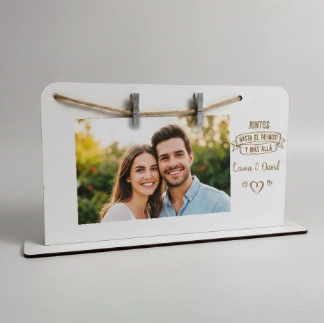 PORTAFOTOS DE MADERA PERSONALIZADO CON PINZAS JUNTOS HASTA EL INFINITO Y MÁS ALLÁ