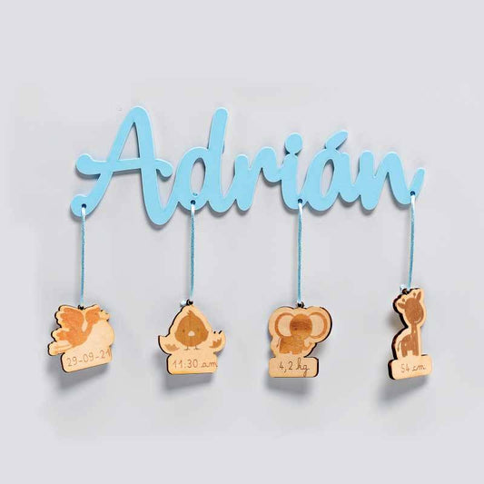Nombre del Bebé en metacrilato celeste con colgantes de madera con los datos natalicio